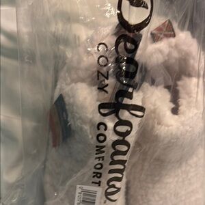 Dearfoams cozy slippers Plush White night shoes